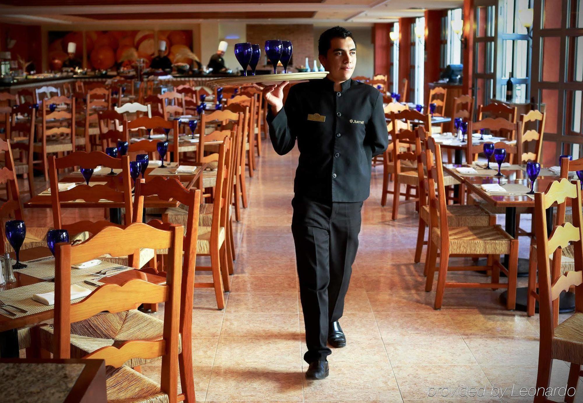 فندق وسبا ومركز مؤتمرات إكستابان دي لا سال ماريوت المظهر الخارجي الصورة A restaurant busboy