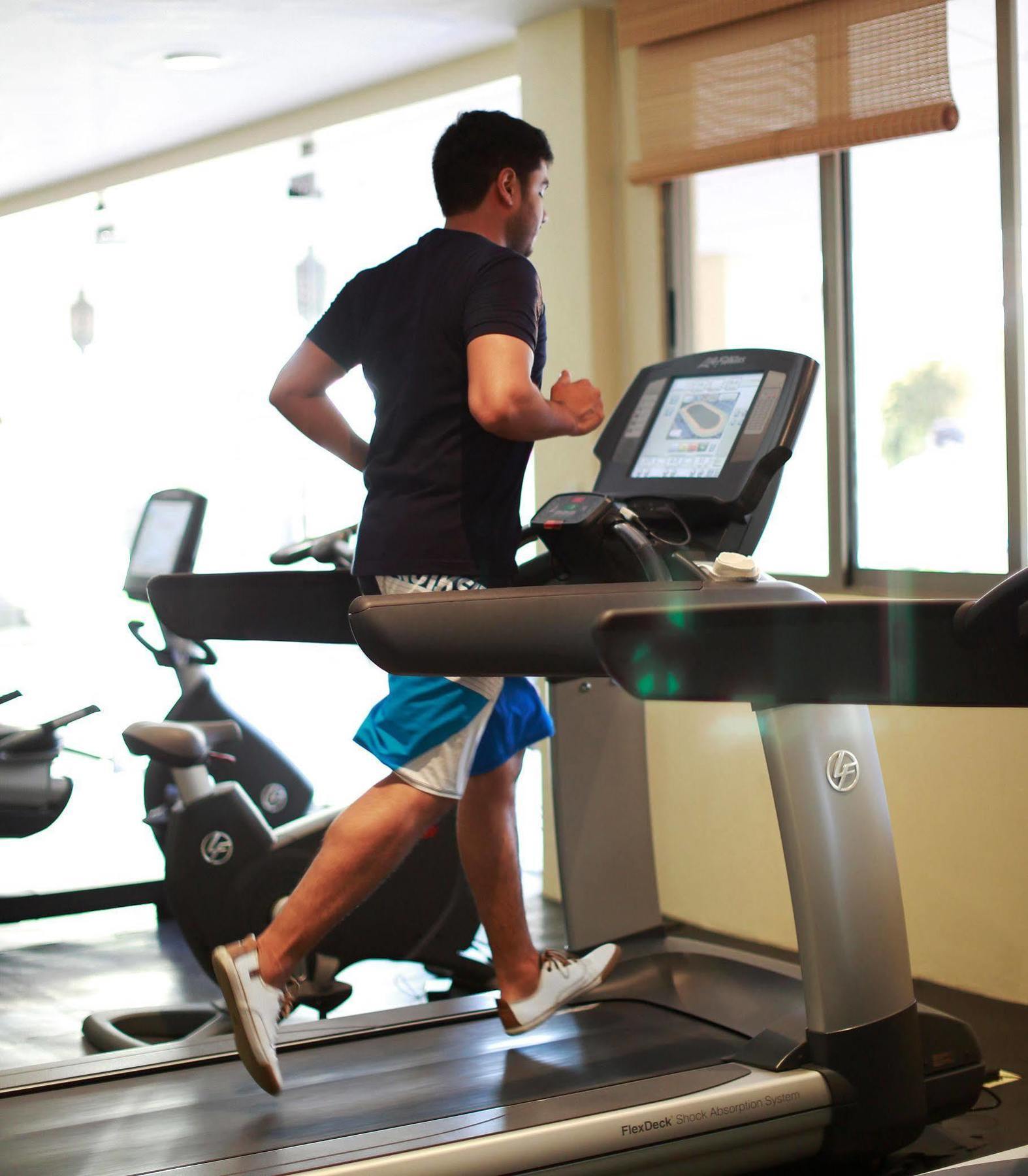 فندق وسبا ومركز مؤتمرات إكستابان دي لا سال ماريوت المظهر الخارجي الصورة A treadmill in use